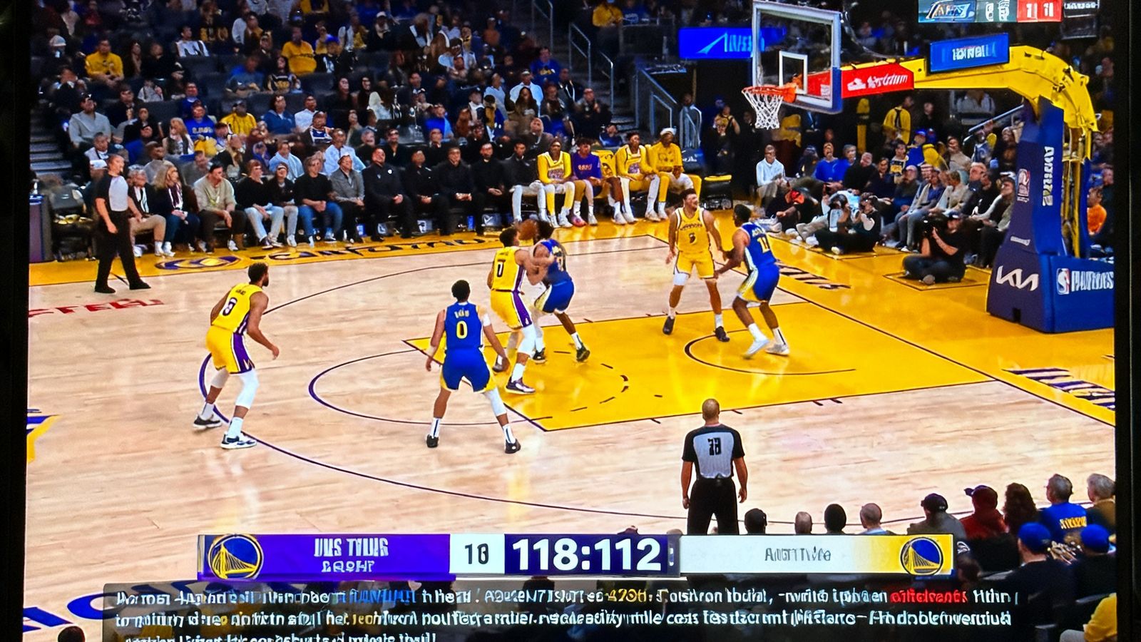 NBA湖人vs勇士高清直播画面，实时比分看板显示118:112，弹幕滚动